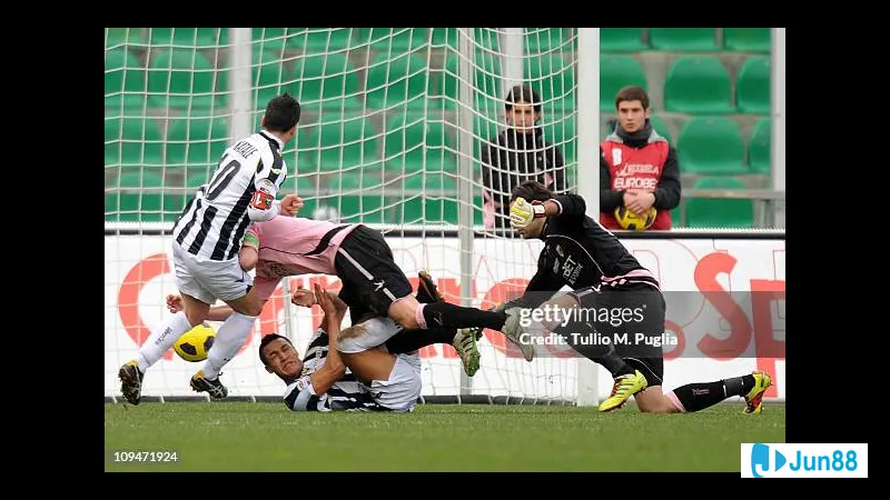 Hình ảnh hành động trong trận đấu giữa Udinese và Palermo