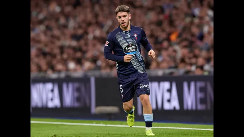 Cầu thủ Albacete vượt qua hai cầu thủ Celta Vigo trên sân cỏ Cầu thủ Albacete vượt qua hai cầu thủ Celta Vigo trên sân cỏ