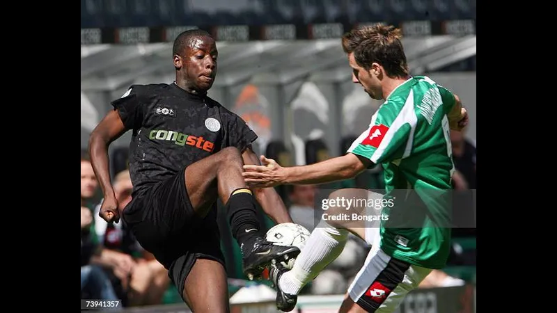 Cầu thủ Monchengladbach với sự quyết tâm vượt qua phòng ngự St. Pauli Cầu thủ Monchengladbach với sự quyết tâm vượt qua phòng ngự St. Pauli